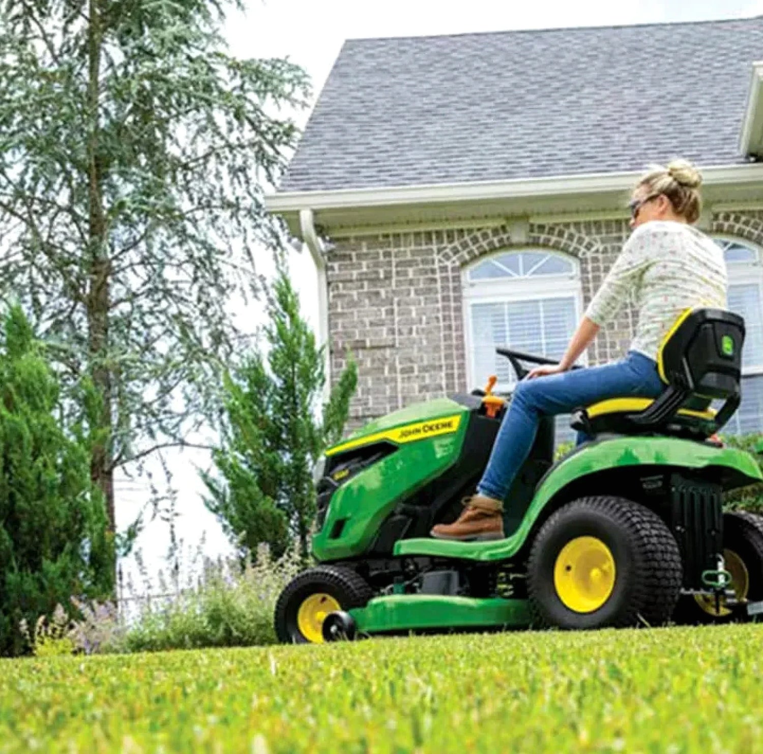 John Deere S120 42-Inch 22 HP V-Twin Gas Hydrostatic Riding Lawn Mower